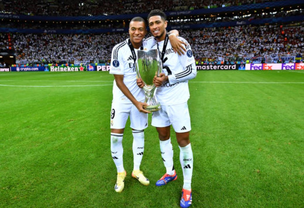 Bellingham (phải) dành nhiều lời khen cho Mbappe (trái).